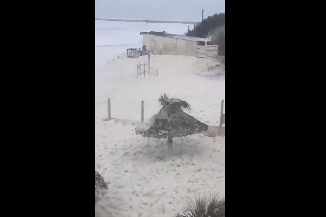 Espuma marina cubriendo la playa de Quequén después del temporal