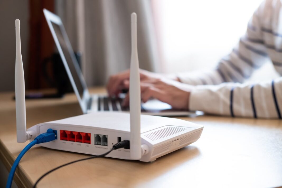 Router de internet con una moneda colocada sobre sus rejillas de ventilación