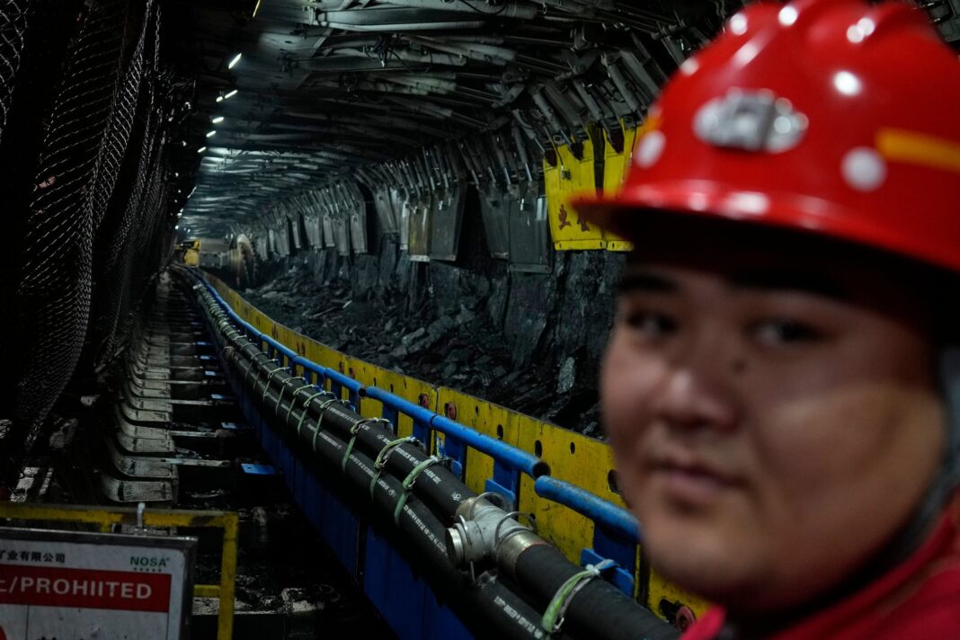 Rescatistas trasladan camillas en el lugar de la explosión de la mina Liushenyu en Shanxi, China