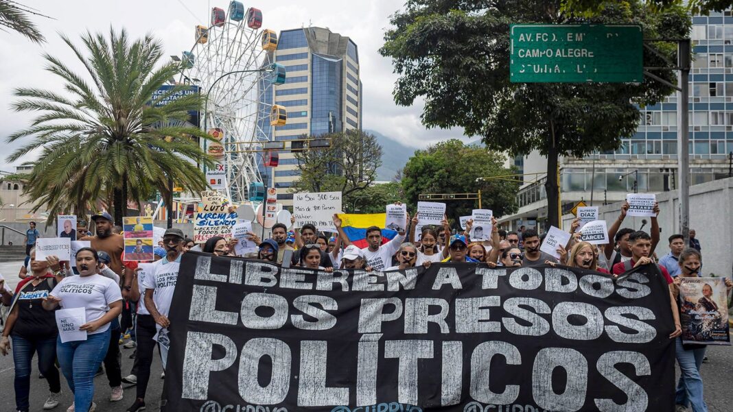 Familiares de presos políticos en Venezuela durante una vigilia frente a una cárcel