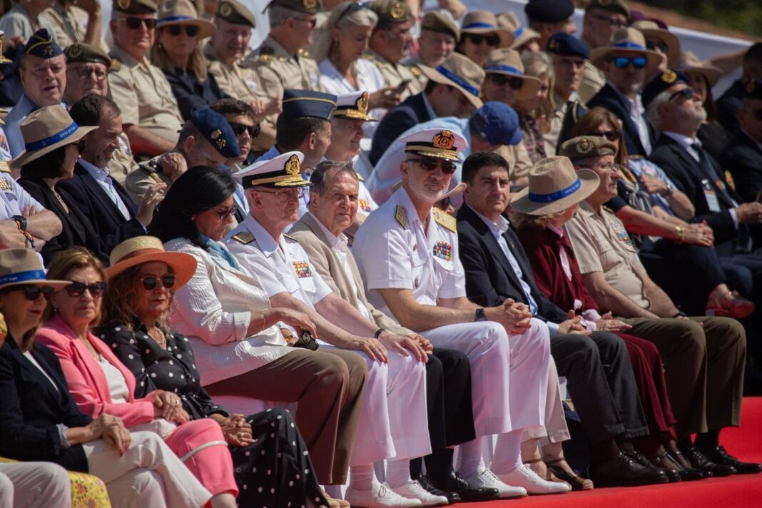 Desfile del Día de las Fuerzas Armadas en Vigo con militares y aeronaves