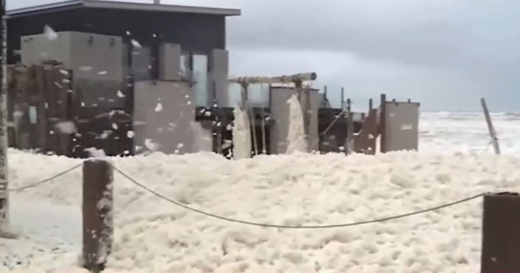 Calle de Quequén cubierta de espuma marina blanca que simula un paisaje nevado