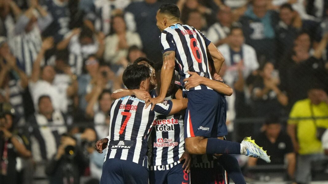 Franco Navarro Mandayo, gerente deportivo de Alianza Lima, durante una entrevista