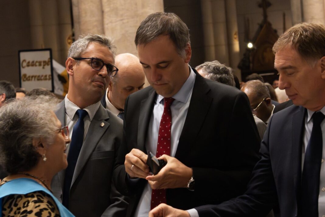 Imagen ilustrativa de Guillermo Adorni junto a documentos financieros