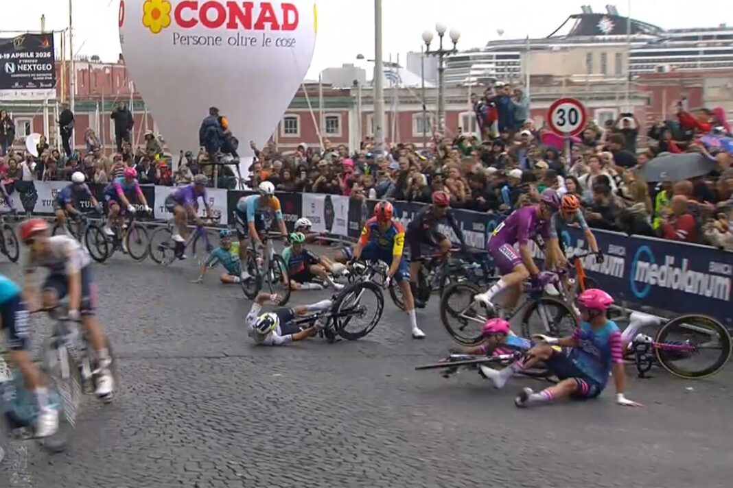 Ciclistas caídos en la última curva de la sexta etapa del Giro de Italia
