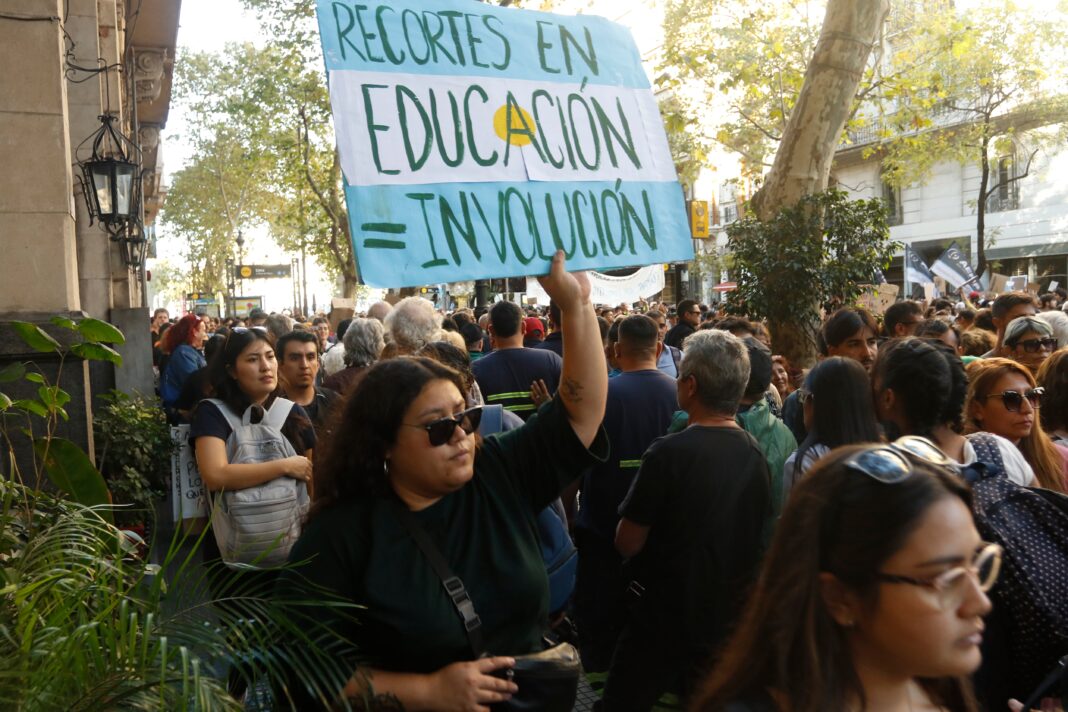 Personas caminando frente a una universidad pública argentina