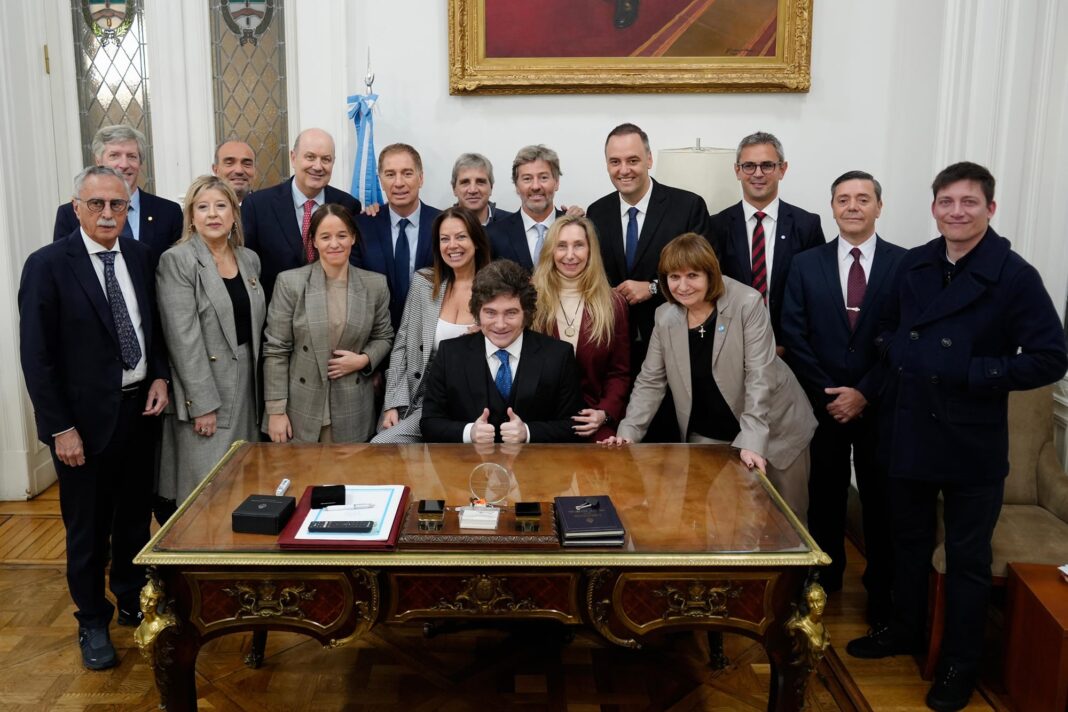 Balón de fútbol sobre la mesa de la Casa Rosada con la bandera argentina de fondo