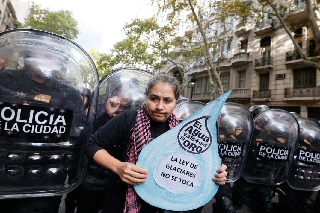 Manifestantes frente al Congreso durante operativo de seguridad por debate de ley de glaciares
