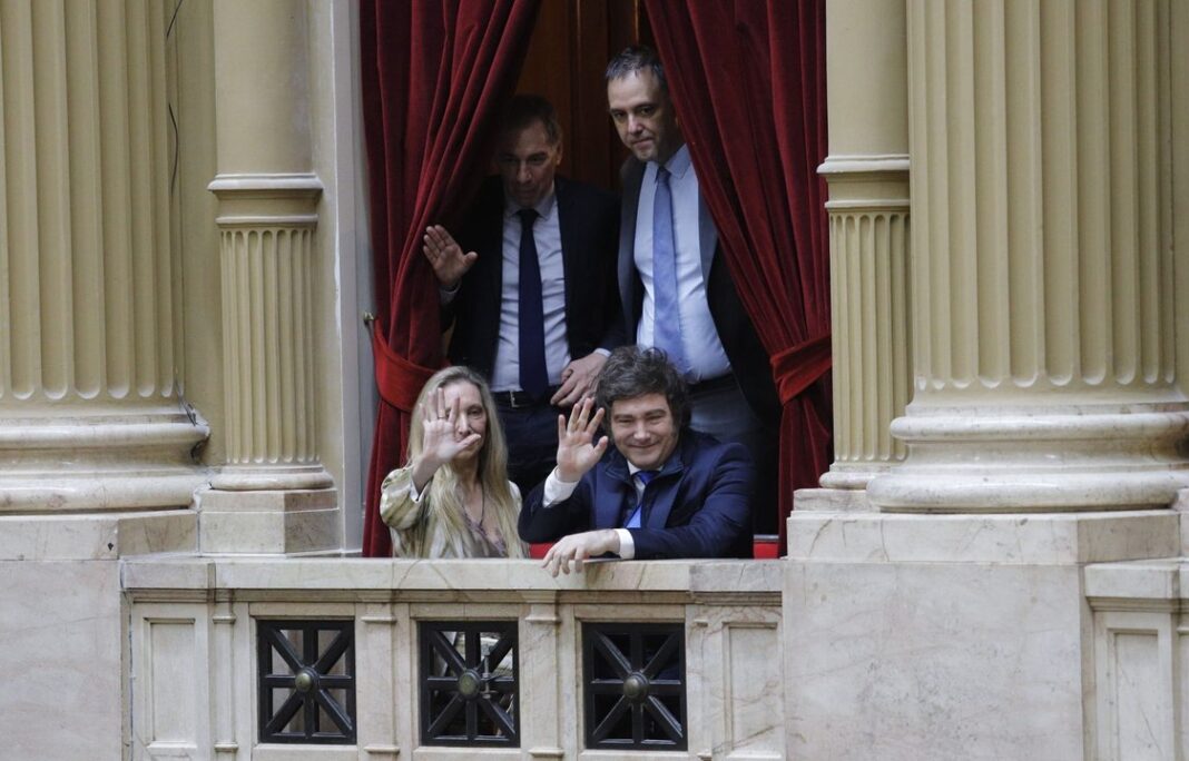 Manuel Adorni, jefe de Gabinete, en una reunión de trabajo