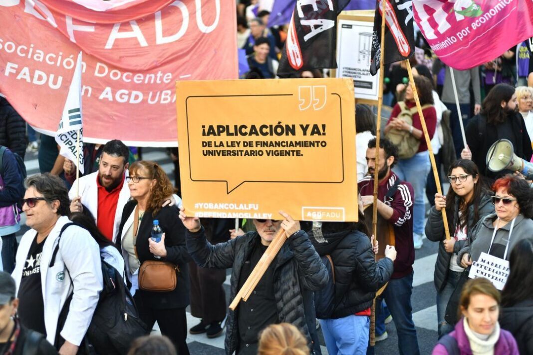 Manifestación de estudiantes y docentes universitarios en Buenos Aires