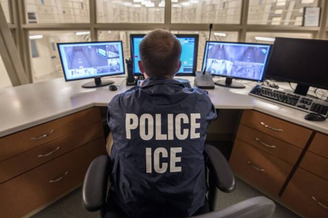 Cámara de vigilancia en una calle, símbolo del sistema de monitoreo del ICE