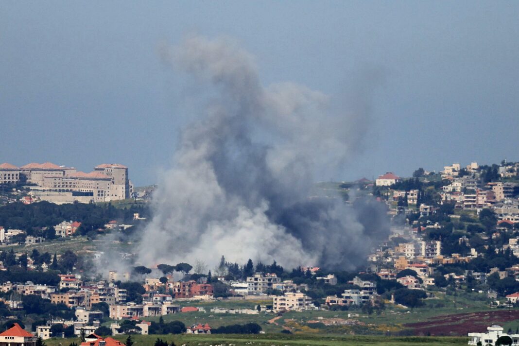 Humo y escombros tras bombardeo israelí en el sur de Líbano