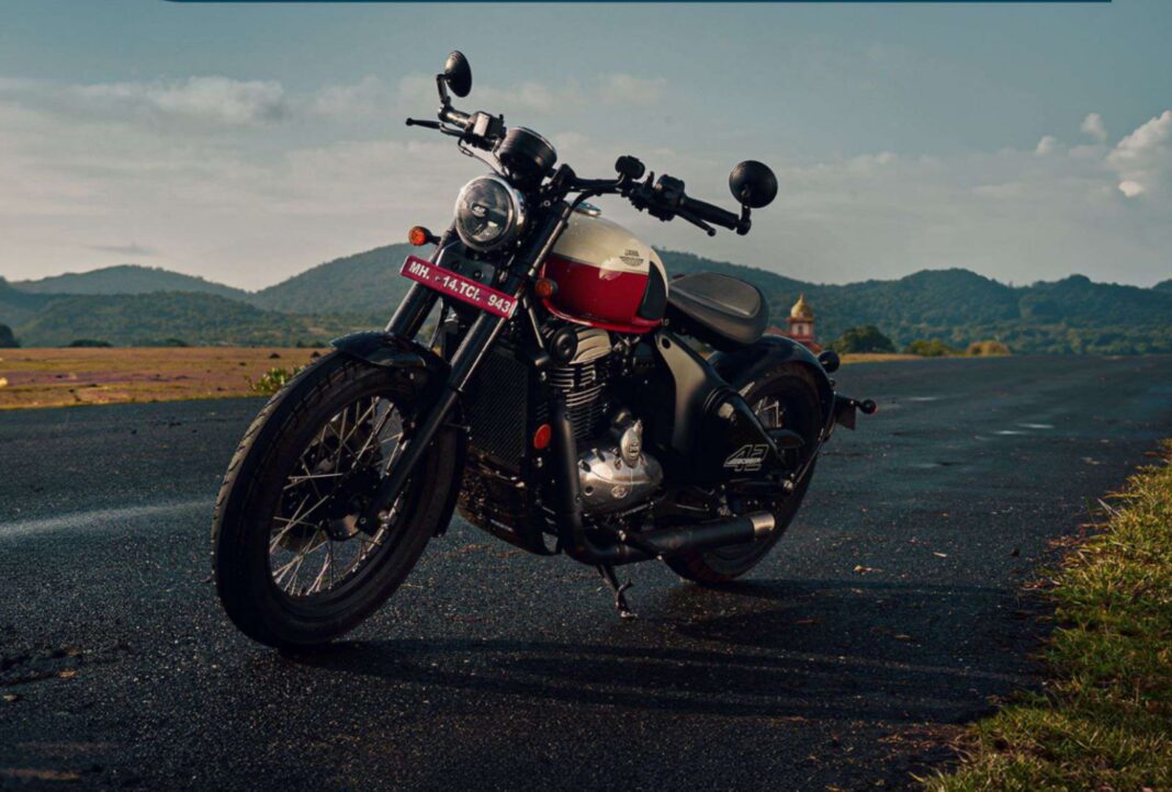 Moto JAWA 350 Classic modelo retro en exhibición