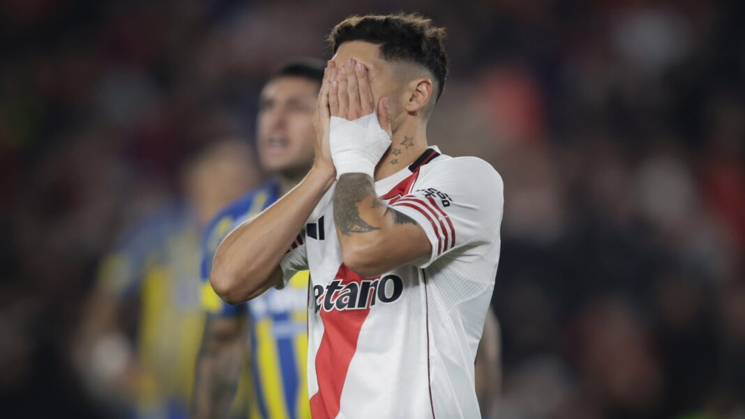 Jugadores de River Plate lesionados durante el partido contra Rosario Central