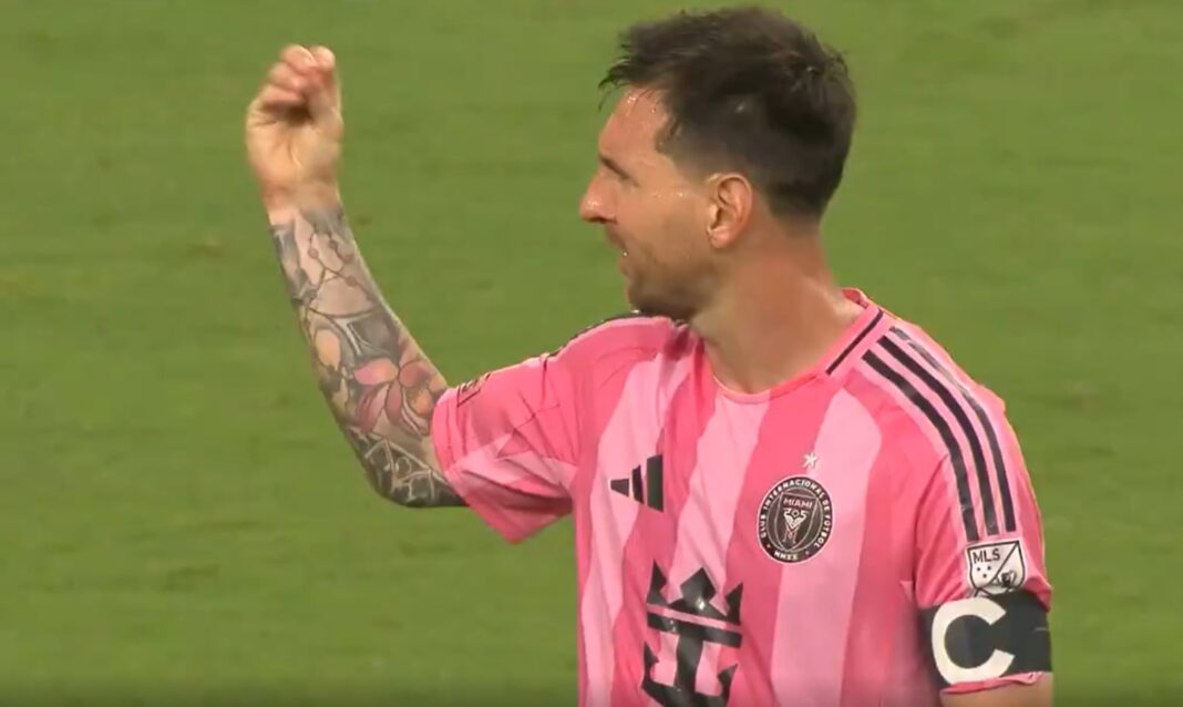 Lionel Messi enojado mirando a la tribuna durante partido de Inter Miami contra Portland Timbers