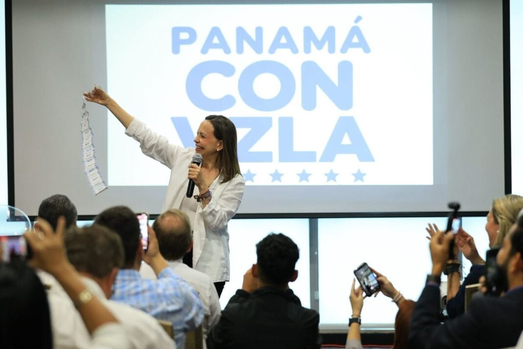 María Corina Machado hablando en un evento en Panamá