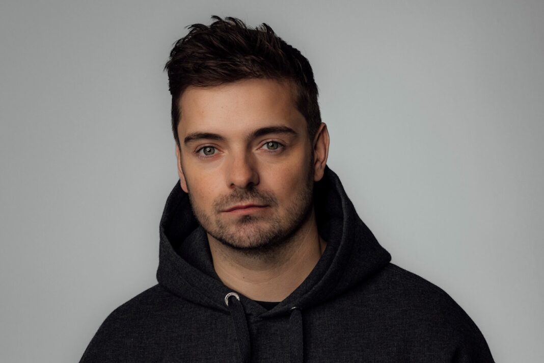 Martin Garrix durante entrevista en hangar con equipo técnico