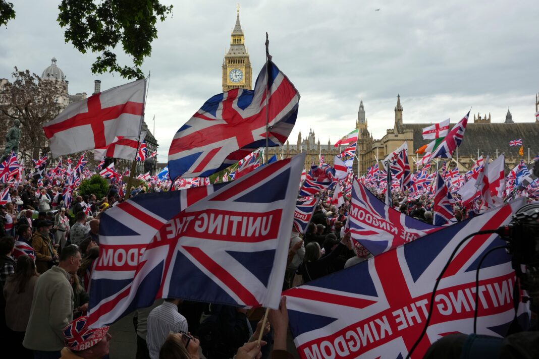 Manifestantes con banderas británicas en Parliament Square durante protesta en Londres