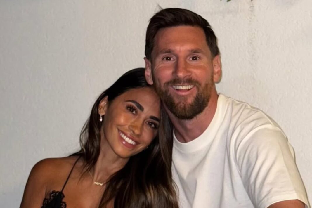 Antonela Roccuzzo con look de aeropuerto y selfie en el baño