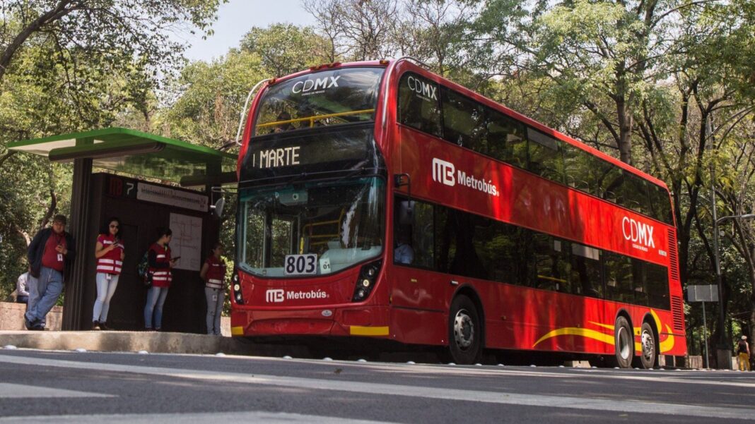 Autobús del Metrobús de la Ciudad de México circulando por una avenida