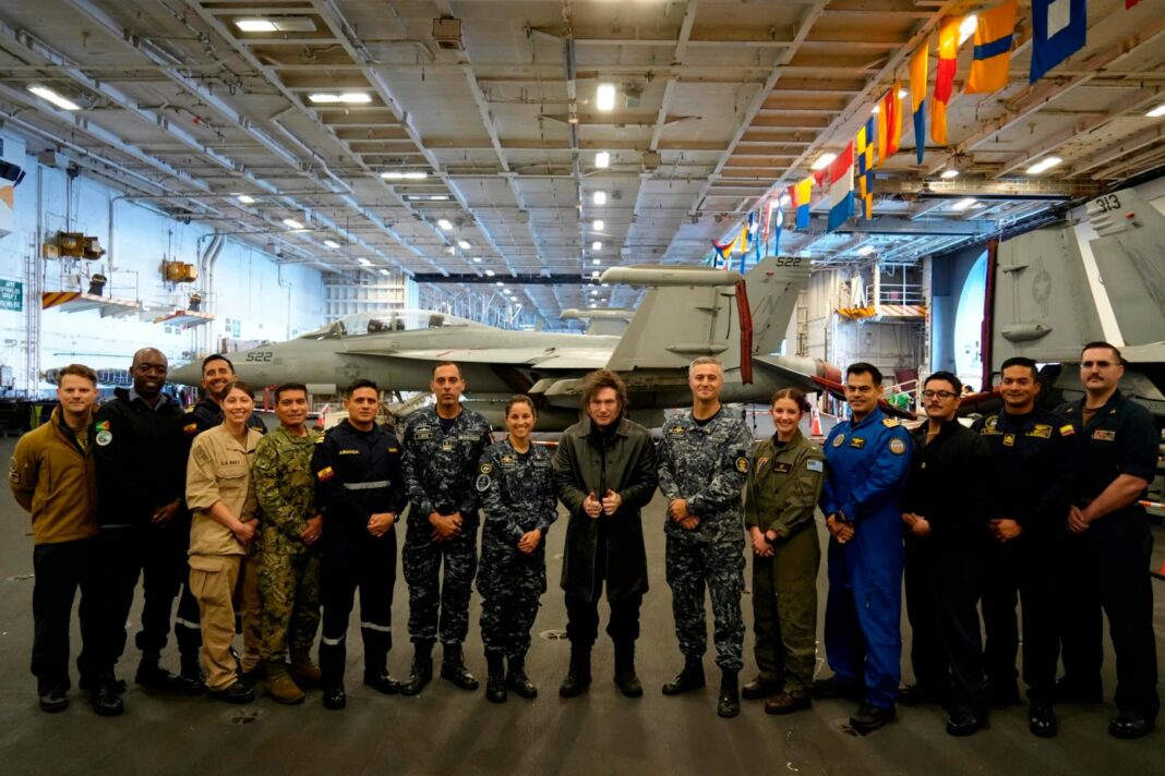 Presidente Javier Milei a bordo del portaaviones USS Nimitz en aguas argentinas