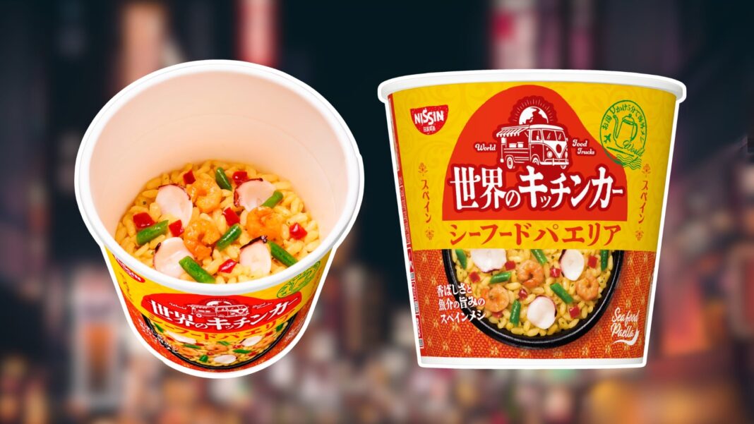 Vaso de paella instantánea de Nissin Foods con ingredientes de marisco