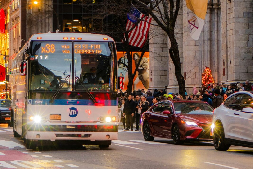 Pasajeros abordando un autobús público en Nueva York con sistema de pago electrónico