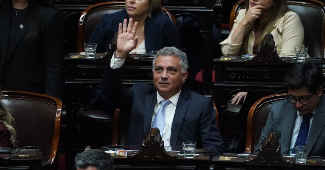 Sesión del Congreso argentino con legisladores en sus bancas
