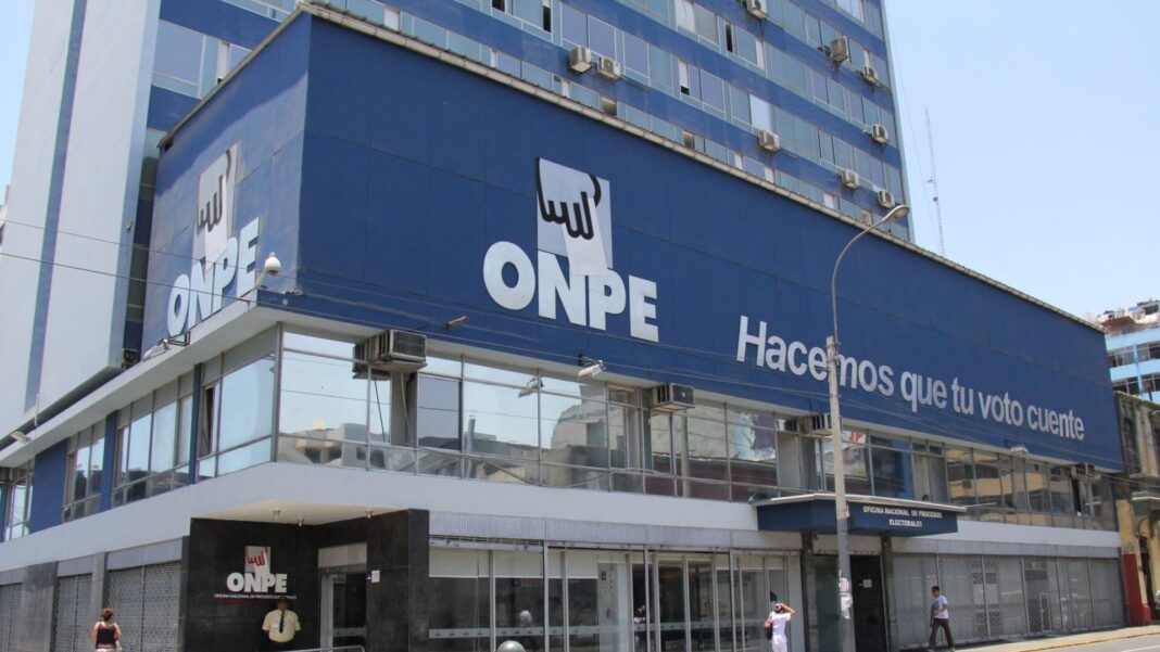 Sede de la ONPE en Perú con banderas electorales
