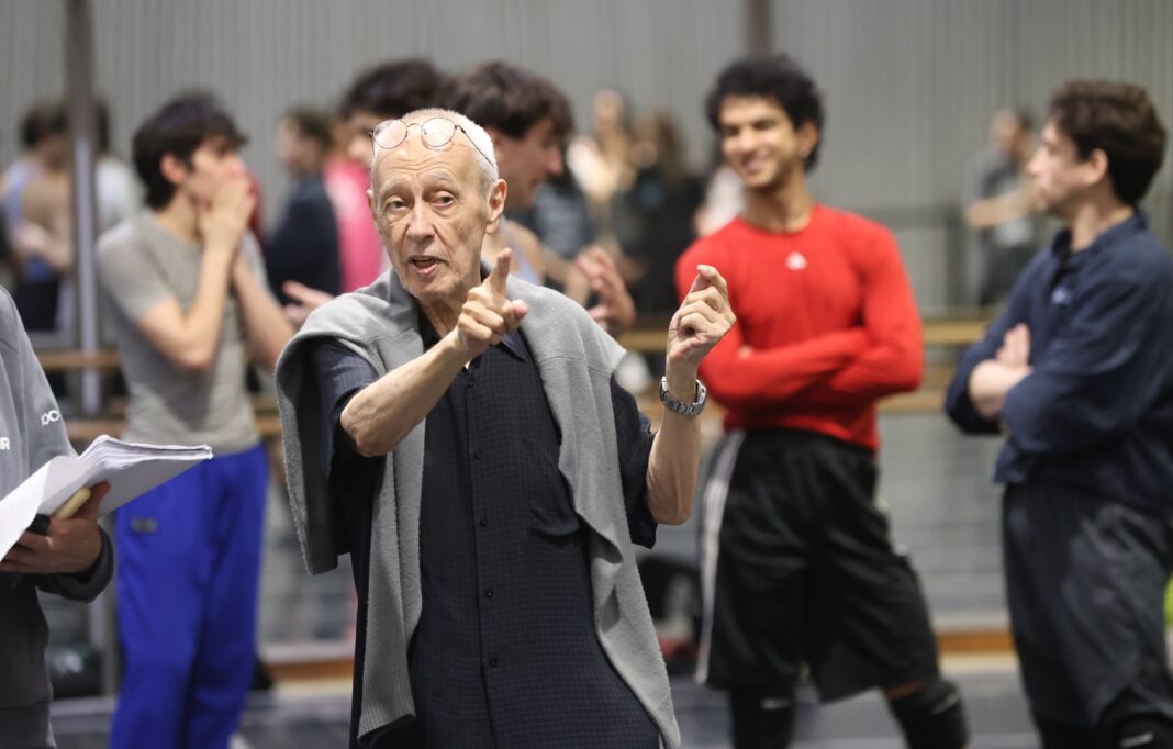 Oscar Araiz ensayando con bailarines del Ballet Estable del Teatro Colón