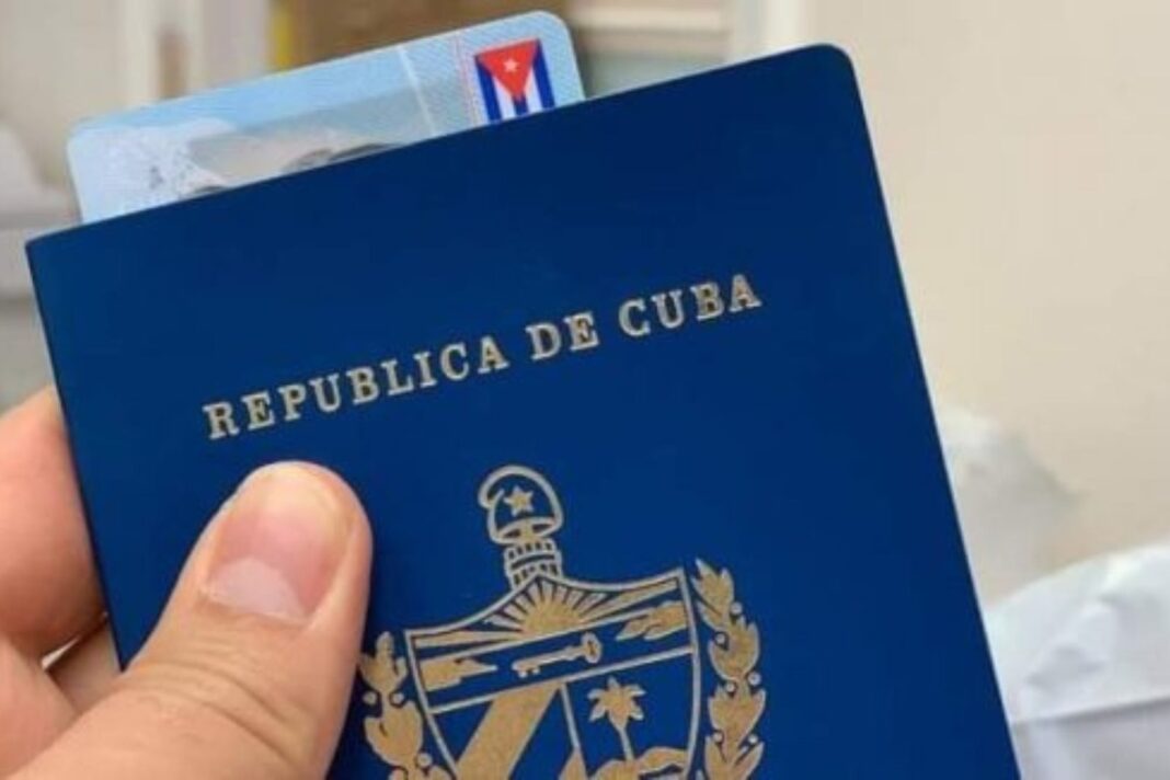 Persona usando una computadora para realizar el trámite de pasaporte en línea en Cuba