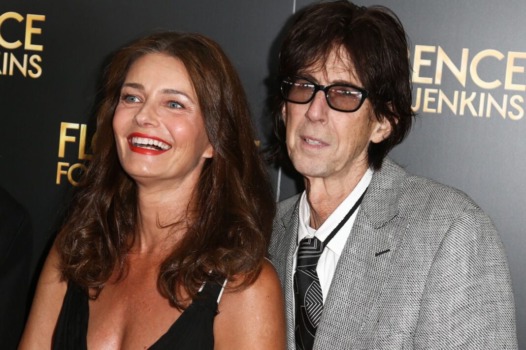 Paulina Porizkova y Ric Ocasek jóvenes abrazados durante la década de 1980