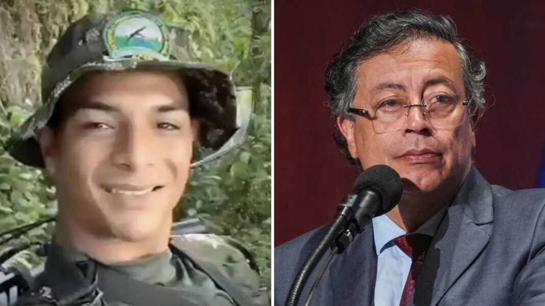 Presidente Gustavo Petro en un podio con bandera colombiana y pancartas de apoyo