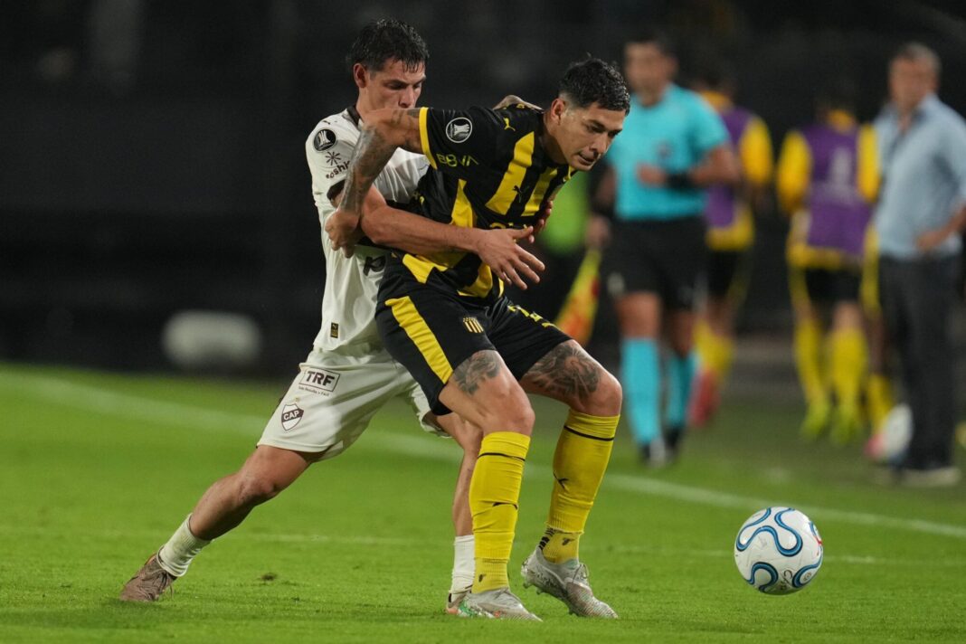 Escudo de Platense y Peñarol previo al partido por Copa Libertadores 2026