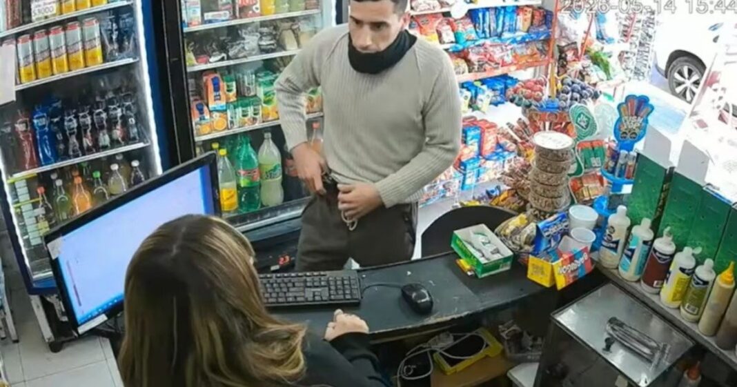 Cámara de seguridad capta el momento del robo en un kiosco de Lanús
