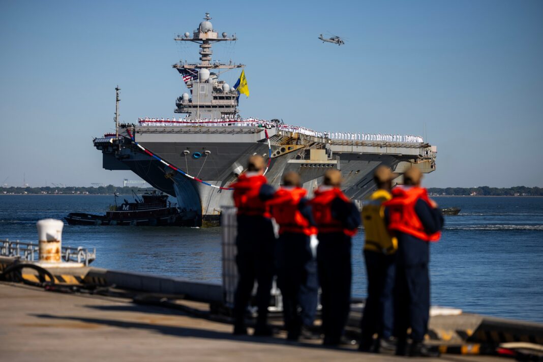 Portaaviones Gerald R. Ford atracando en el puerto de Norfolk, Virginia