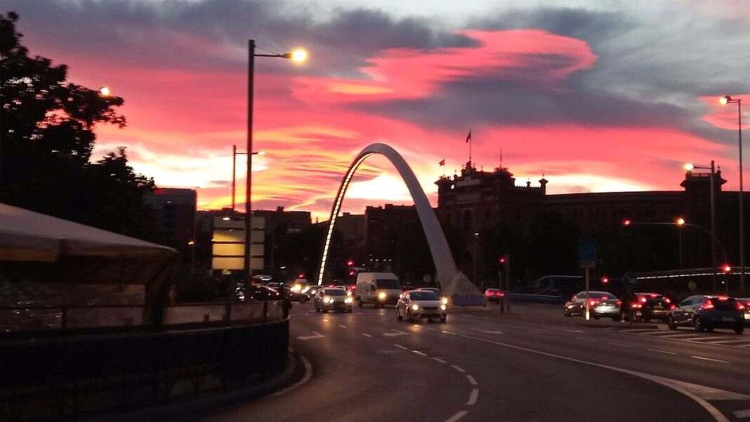 Vista del cielo nublado sobre Madrid con edificios al fondo