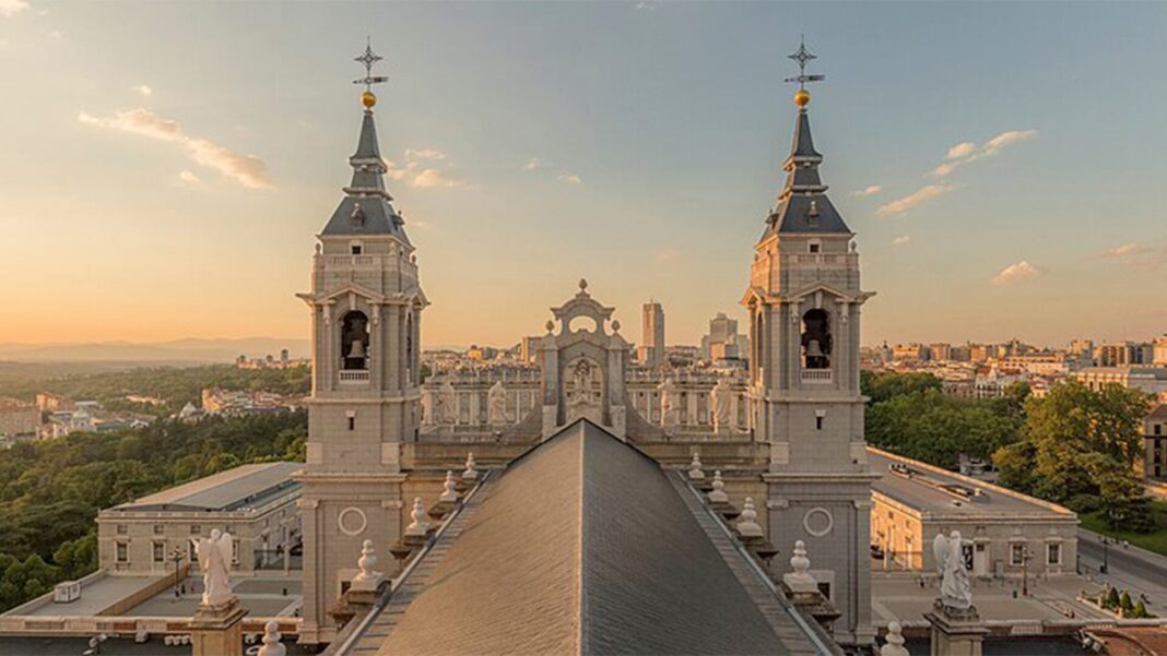 Vista de Madrid con cielo nublado y edificios emblemáticos