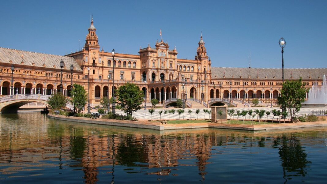 Vista panorámica de Sevilla con cielo despejado