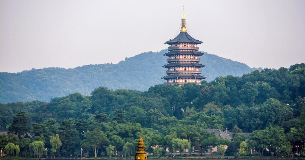Pueblo costero de Zhejiang con canales, barcas de pesca y neblina
