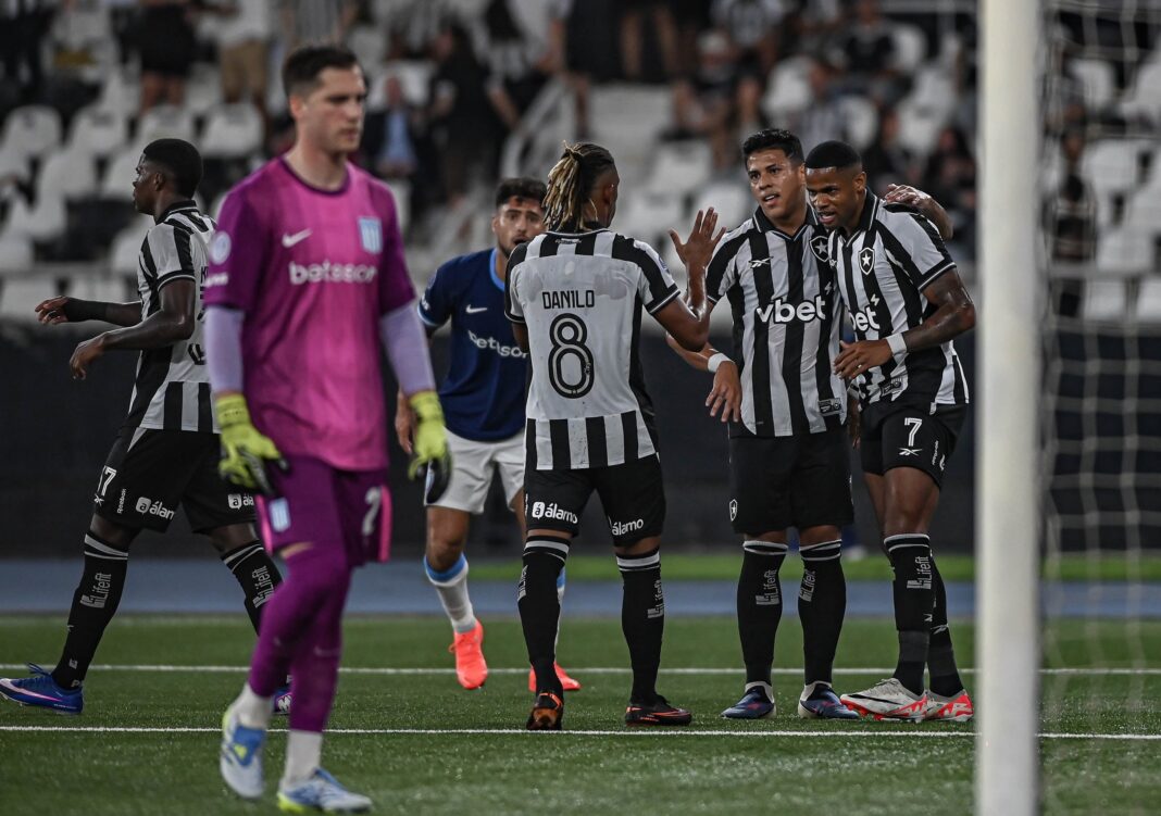 Jugadores de Racing Club durante el partido en Brasil