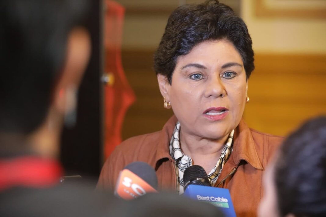 Congresista Norma Yarrow anunciando impugnación de proclamación del JNE