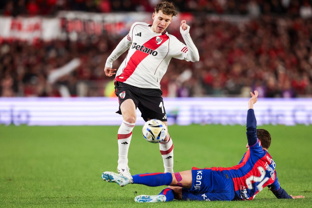 Estadio Monumental con los escudos de River Plate y San Lorenzo