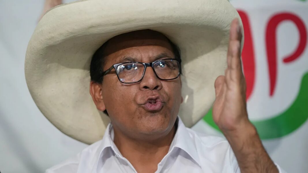 Roberto Sánchez con sombrero chotano durante declaración a la prensa en Adahuasi