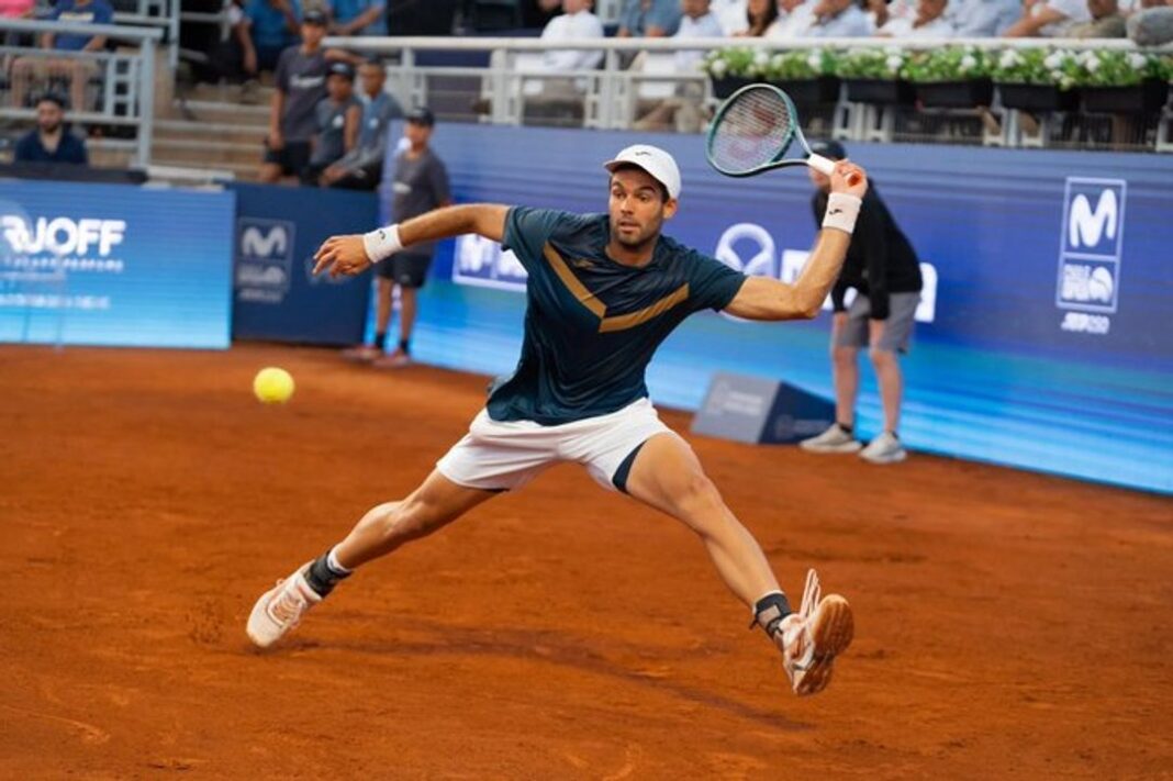 Cancha de tenis de Roland Garros con jugadores argentinos en primer plano