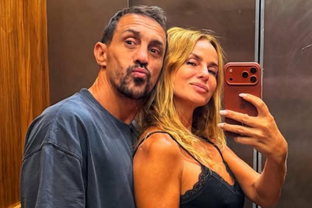 Sabrina Rojas y José Chatruc sonriendo en un evento