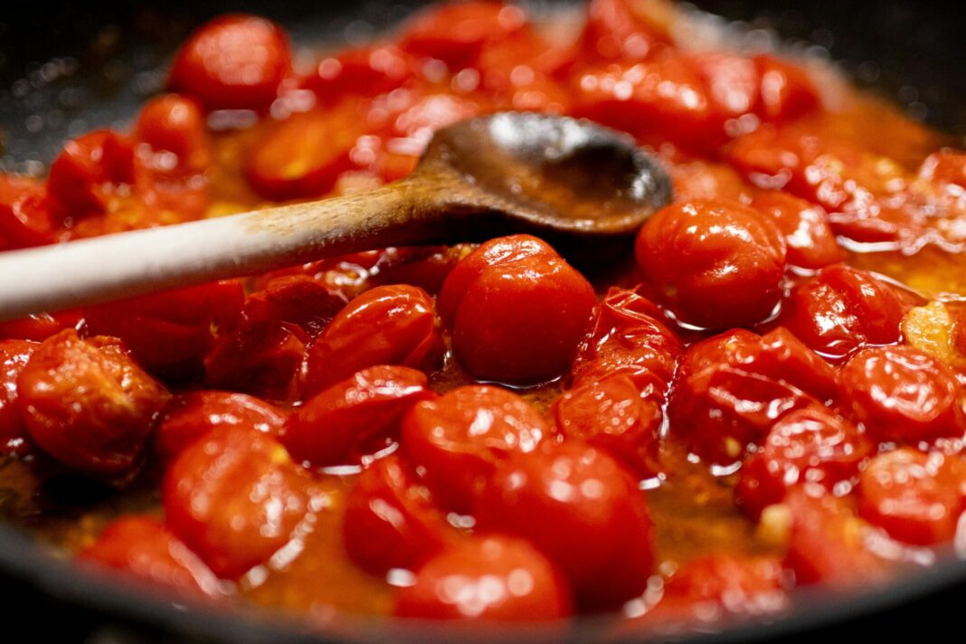 Samantha Vallejo-Nágera cocinando salsa de tomate con vino blanco