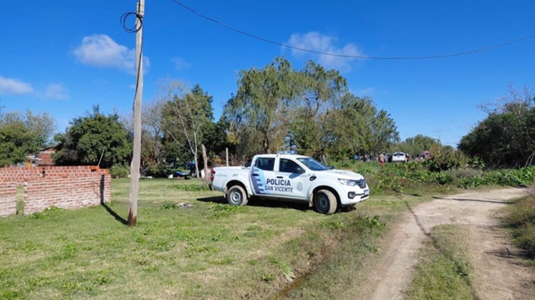 Operativo policial en San Vicente por atrincheramiento