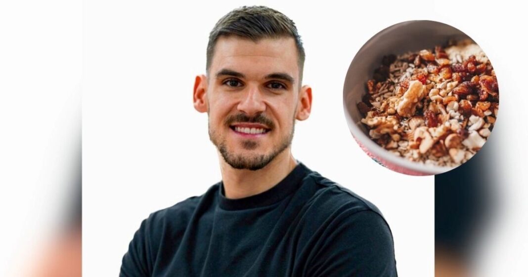 Sergio Frutos sosteniendo un bowl de muesli casero alto en proteínas