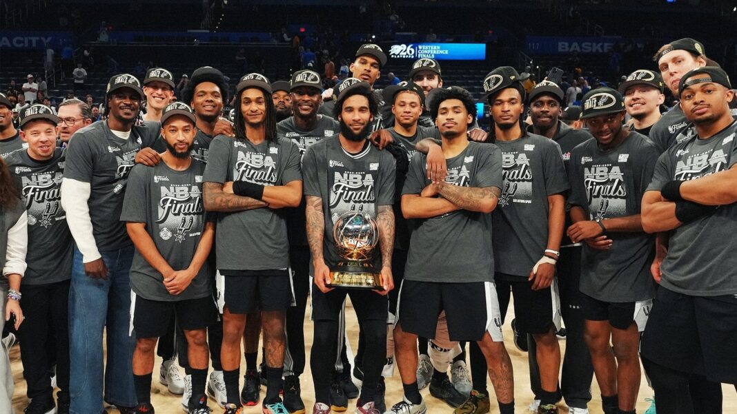 Jugadores de San Antonio Spurs celebrando la victoria en el séptimo juego de la final de la Conferencia Oeste